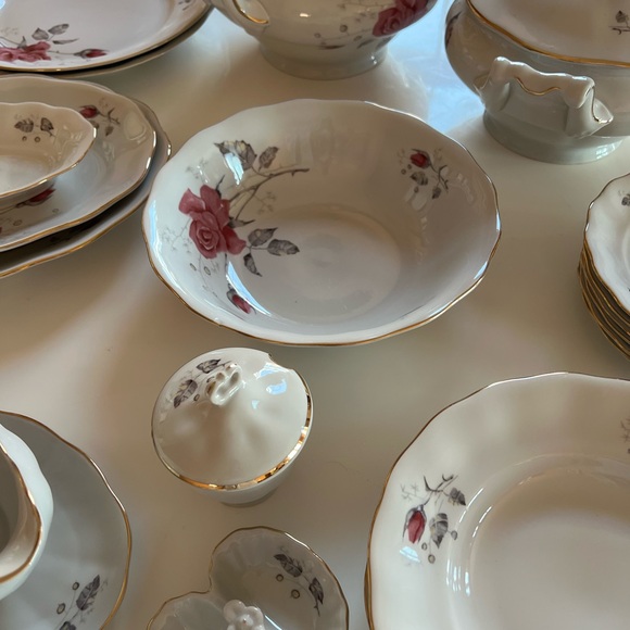 an exquisite porcelain china dining set, made in Poland in 1980. - Picture 7 of 16